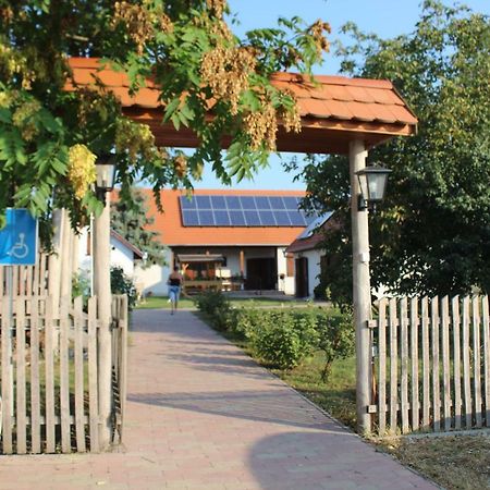 Eszter-ház vendégház Kerekegyháza Exterior foto