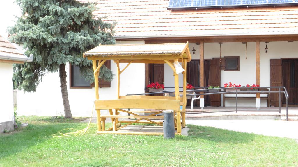 Eszter-ház vendégház Kerekegyháza Exterior foto